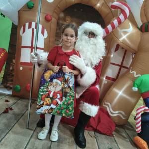 Spotkanie dzieci z zerówki ze Świętym Mikołajem