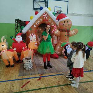 Spotkanie dzieci z zerówki ze Świętym Mikołajem
