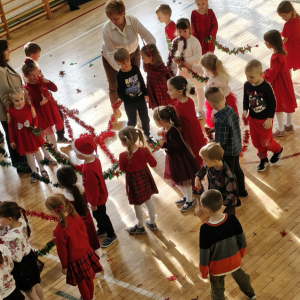 Spotkanie dzieci z zerówki ze Świętym Mikołajem