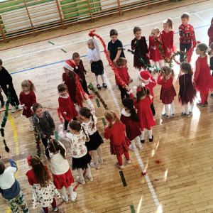 Spotkanie dzieci z zerówki ze Świętym Mikołajem