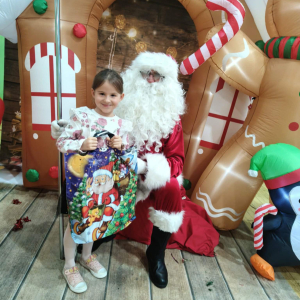 Spotkanie dzieci z zerówki ze Świętym Mikołajem