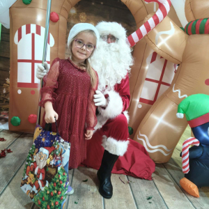 Spotkanie dzieci z zerówki ze Świętym Mikołajem