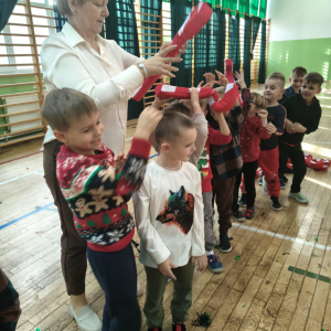 Spotkanie dzieci z zerówki ze Świętym Mikołajem