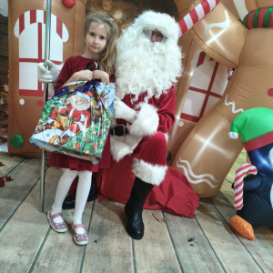 Spotkanie dzieci z zerówki ze Świętym Mikołajem