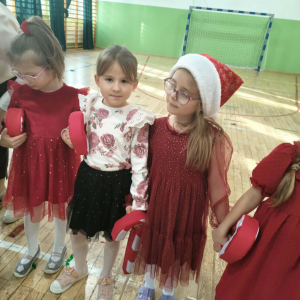 Spotkanie dzieci z zerówki ze Świętym Mikołajem