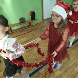 Spotkanie dzieci z zerówki ze Świętym Mikołajem