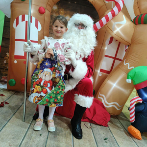 Spotkanie dzieci z zerówki ze Świętym Mikołajem