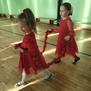 Spotkanie dzieci z zerówki ze Świętym Mikołajem