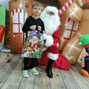 Spotkanie dzieci z zerówki ze Świętym Mikołajem