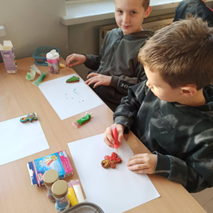 Klasa 2 - ozdabianie pierniczków