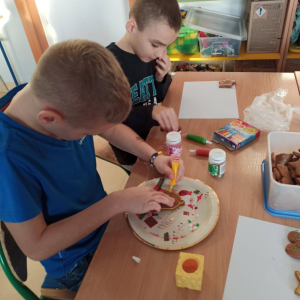 Klasa 2 - ozdabianie pierniczków