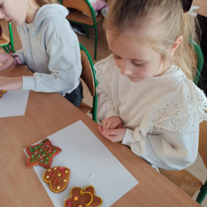 Klasa 2 - ozdabianie pierniczków