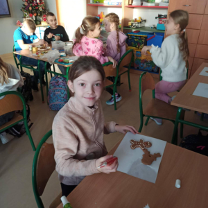 Klasa 2 - ozdabianie pierniczków