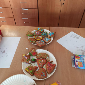 Klasa 2 - ozdabianie pierniczków