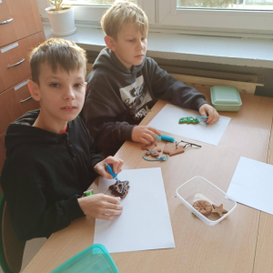 Klasa 2 - ozdabianie pierniczków