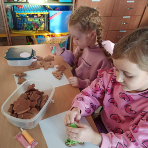 Klasa 2 - ozdabianie pierniczków