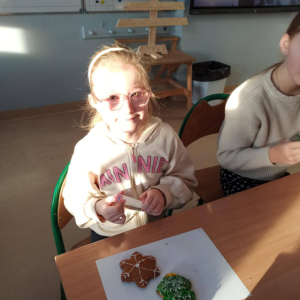 Klasa 2 - ozdabianie pierniczków