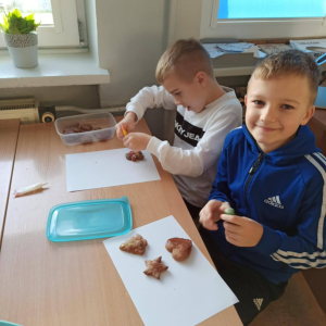 Klasa 2 - ozdabianie pierniczków