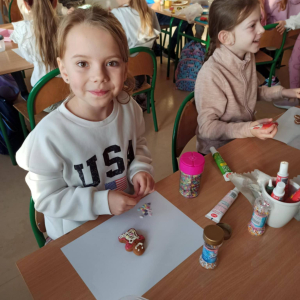 Klasa 2 - ozdabianie pierniczków