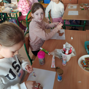 Klasa 2 - ozdabianie pierniczków