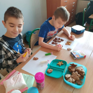 Klasa 2 - ozdabianie pierniczków