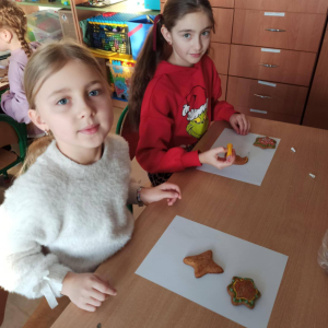 Klasa 2 - ozdabianie pierniczków