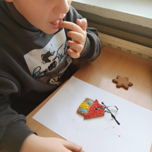 Klasa 2 - ozdabianie pierniczków