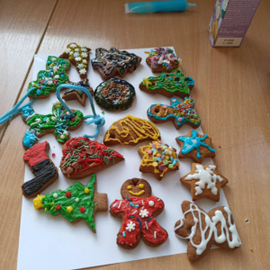 Klasa 2 - ozdabianie pierniczków