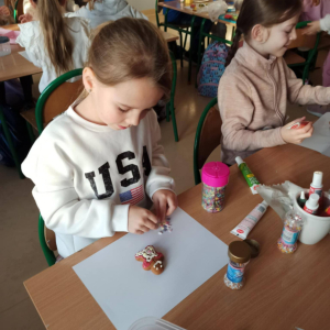 Klasa 2 - ozdabianie pierniczków