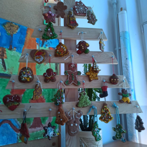 Klasa 2 - ozdabianie pierniczków