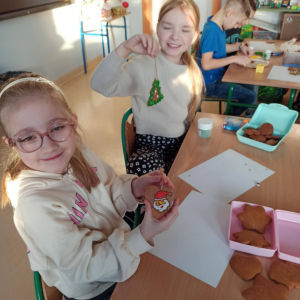 Klasa 2 - ozdabianie pierniczków