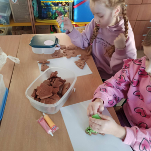 Klasa 2 - ozdabianie pierniczków