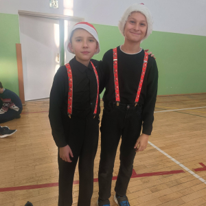 Występ kółka wokalno-tanecznego w świątecznym klimacie