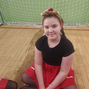 Występ kółka wokalno-tanecznego w świątecznym klimacie