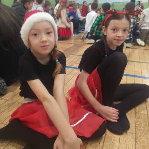 Występ kółka wokalno-tanecznego w świątecznym klimacie