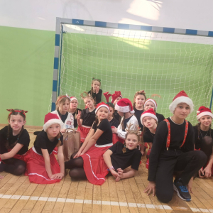 Występ kółka wokalno-tanecznego w świątecznym klimacie