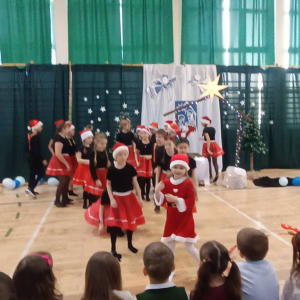 Występ kółka wokalno-tanecznego w świątecznym klimacie