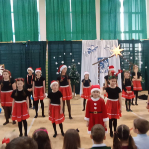 Występ kółka wokalno-tanecznego w świątecznym klimacie
