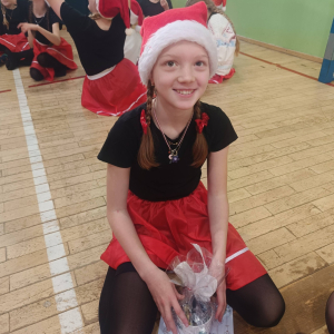 Występ kółka wokalno-tanecznego w świątecznym klimacie