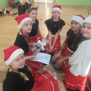 Występ kółka wokalno-tanecznego w świątecznym klimacie