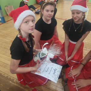 Występ kółka wokalno-tanecznego w świątecznym klimacie