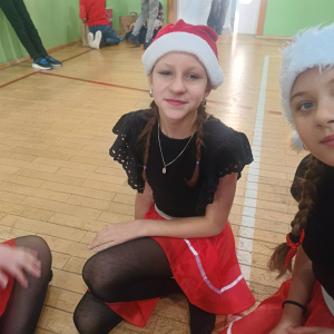 Występ kółka wokalno-tanecznego w świątecznym klimacie