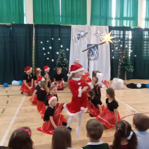 Występ kółka wokalno-tanecznego w świątecznym klimacie