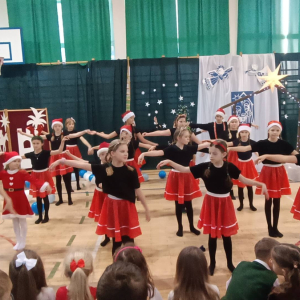 Występ kółka wokalno-tanecznego w świątecznym klimacie