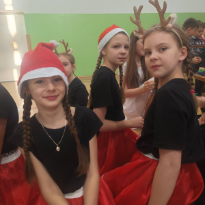 Występ kółka wokalno-tanecznego w świątecznym klimacie