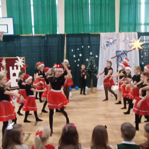 Występ kółka wokalno-tanecznego w świątecznym klimacie