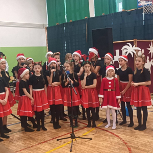 Występ kółka wokalno-tanecznego w świątecznym klimacie