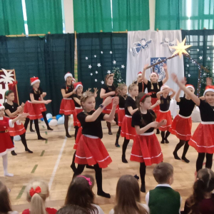 Występ kółka wokalno-tanecznego w świątecznym klimacie