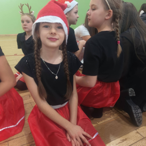 Występ kółka wokalno-tanecznego w świątecznym klimacie