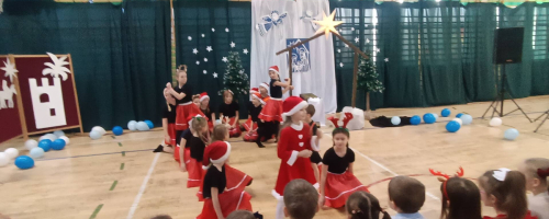 Występ kółka wokalno-tanecznego w świątecznym klimacie